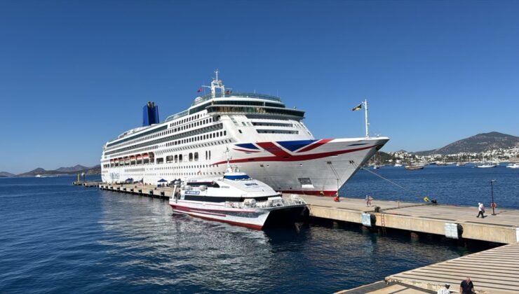 Bodrum’a ilk kez gelen Bermuda bayraklı Aurora kruvaziyeri 1814 turist getirdi
