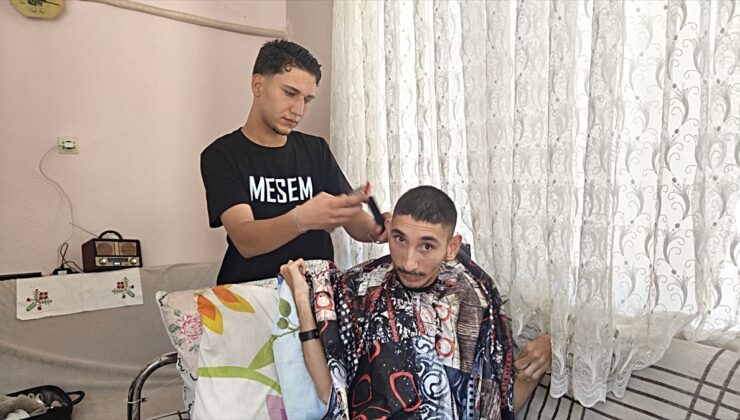 Burdur’da gönüllü öğrenciler özel gereksinimli bireylerin kişisel bakımını yapıyor
