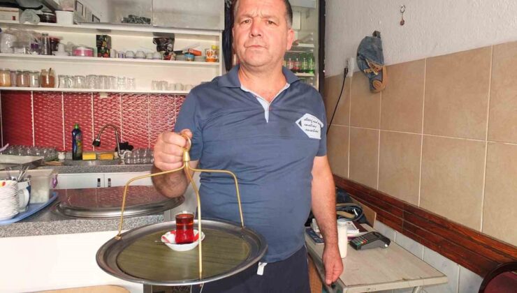 Burhaniye’de çaycı Özgür Yıldırım, esnafa çay yetiştirmek için günde 15 km yürüyor