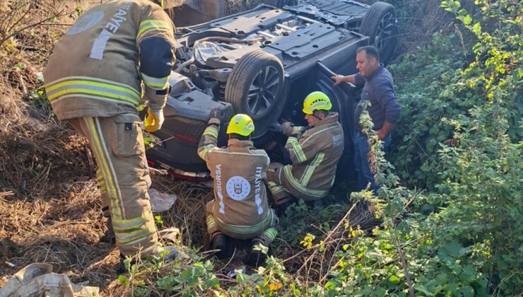 Bursa İnegöl’de dereye devrilen otomobildeki 4 kişi yaralanıp hastaneye kaldırıldı