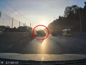 Bursa’da kamyonet, hafif ticari aracı otomobilin üstüne devirdi; 2 yaralı