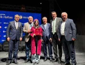 Bursa’yı temsilen katılan aşçı çırağı Melek Abraş, Kırşehir’de yılın çırağı seçildi