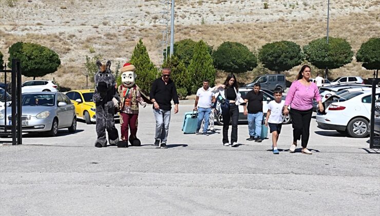 Çankırı’da üniversite öğrencilerini Keloğlan ve Karakaçan karşıladı