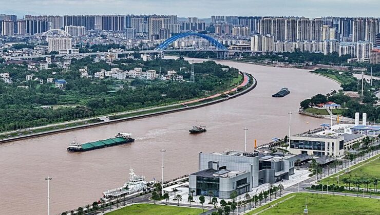 Çin, ASEAN ülkelerine ticareti hızlandıracak Pinglu Kanalı’nı hizmete açtı