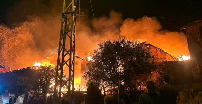 Çorum’da çıkan yangında 2 ev ile 1 ahır kullanılamaz hale geldi