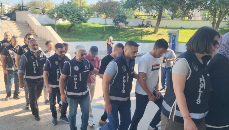 Datça’da teknede yakalanan 9 FETÖ şüphelisi ve kaptan adliyeye sevk edildi