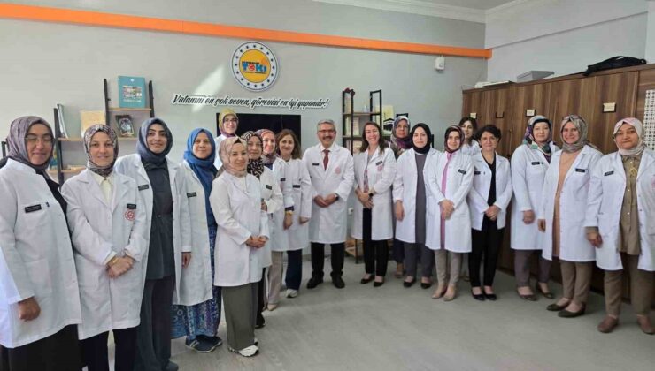 Demirkent TOKİ Okul Aile Birliği, MEB kararına destek için öğretmenlere isimlik verdi