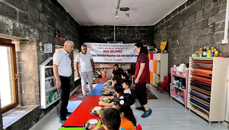 Diyarbakır’da 211 yıllık vakıf hayrıyla anaokulu öğrencilerine meyve ikram edildi