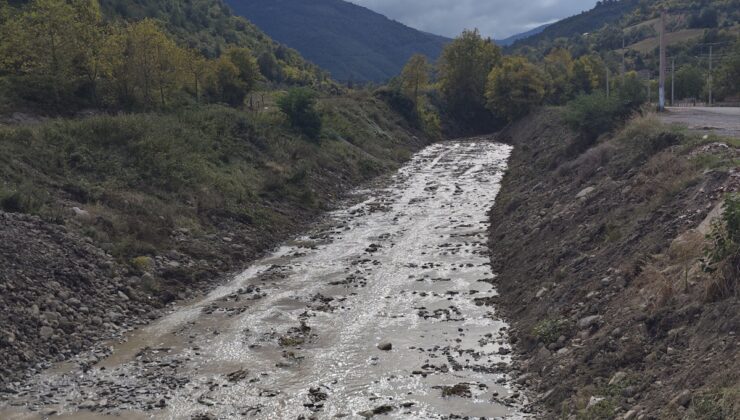 DSİ, Samsun Yakakent’te dere yataklarını taşkın riskine karşı temizliyor