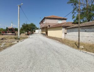 Edirne Havsa’da Necatiye köyünde 2,5 km sathi kaplama ve 700 m sıcak asfalt yapıldı
