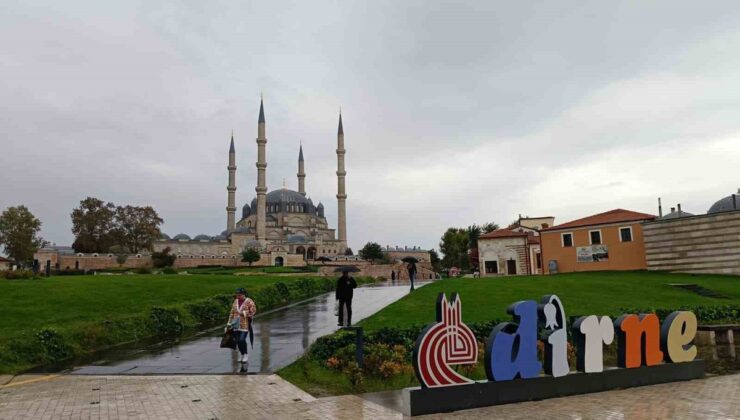 Edirne’de yağış hayatı etkiledi, kentte sıcaklık 16 derece ölçüldü
