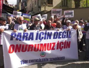 Emekliler Kadıköy’de AYM önünde canına kıyan emekli polis için ‘siyasi cinayet’ dedi