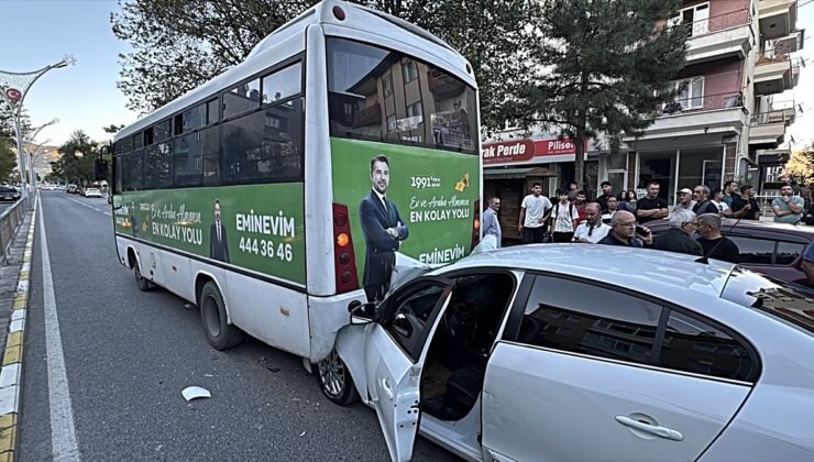 Erzincan’da belediye otobüsüne çarpan otomobilin sürücüsü ağır yaralandı