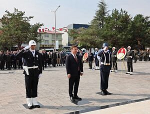 Erzincan’da Gaziler Günü töreninde Atatürk Anıtı’na çelenk sunuldu