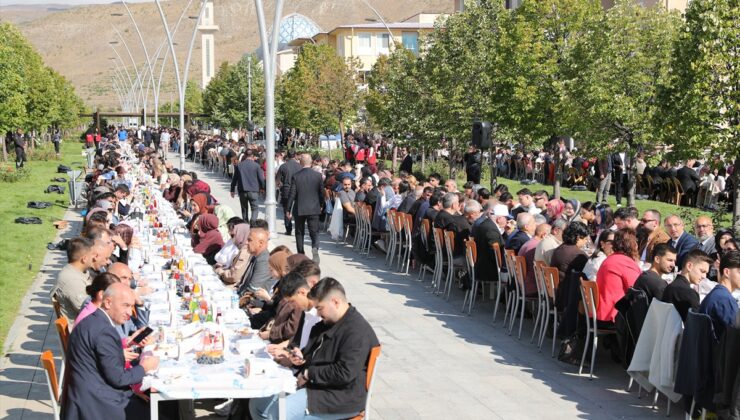 Erzincan’da üniversite kazanan öğrencilere Cimin üzümlü hoş geldin kahvaltısı verildi