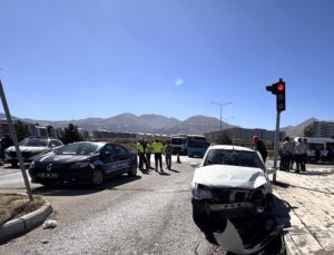 Erzurum’da cezaevi aracı ile otomobilin çarpıştığı kazada 9 kişi yaralandı
