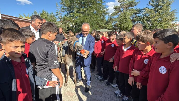 Eşekle Türkiye’yi geziyor, köy çocuklarına kitap ve kırtasiye dağıtıyor