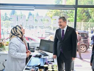 Eskişehir Valisi Yılmaz, Dünya Eczacılar Günü’nde pazar esnafı ve eczacılarla buluştu
