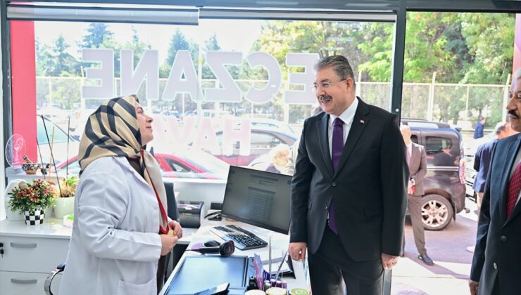Eskişehir Valisi Yılmaz, Dünya Eczacılar Günü’nde pazar esnafı ve eczacılarla buluştu