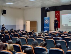 Eskişehir’de Emniyet, iki lisede 340 öğrenci ve 15 öğretmene siber suç eğitimi verdi