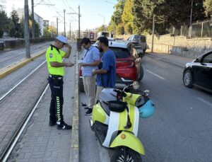 Eskişehir’de otomobilin altında kalan motosiklet sürücüsünü vatandaşlar kurtardı