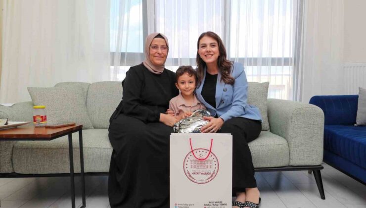 Esra Masatlı, Yüreğimizdeki Işık Projesi kapsamında Antakya’da aileleri ziyaret etti