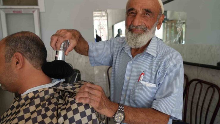 Gaziantep’te 76 yaşındaki adam, 11 yaşında başladığı berberliği 65 yıldır sürdürüyor