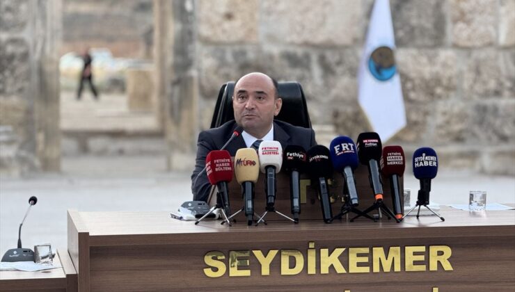 Gece turizmi için ışıklandırılan Tlos Antik Kenti’nin tiyatrosu, Seydikemer Belediye Meclisine ev sahipliği yaptı