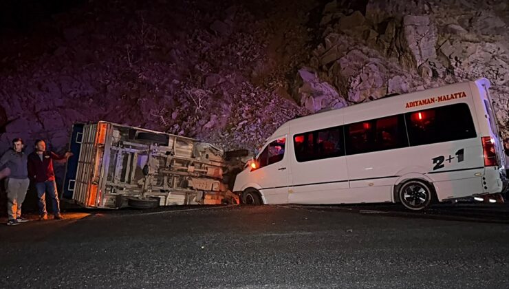 Giresun’da minibüs ile kamyonetin çarpıştığı kazada 23 kişi yaralandı