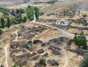 Göç nedeniyle terk edilen köyde yalnızca bir aile yaşıyor