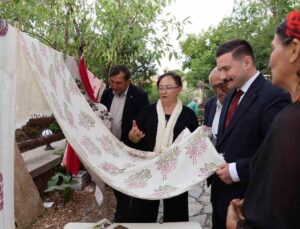 Gökçeada’da Tokat yazmacılığı sergisi düzenlendi, Kaymakam Acar eserleri inceledi