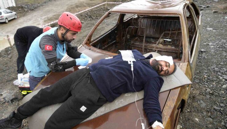 Gümüşhane’de UMKE tatbikatında heyelan sonrası kazada 5 yaralıyı tahliye etti