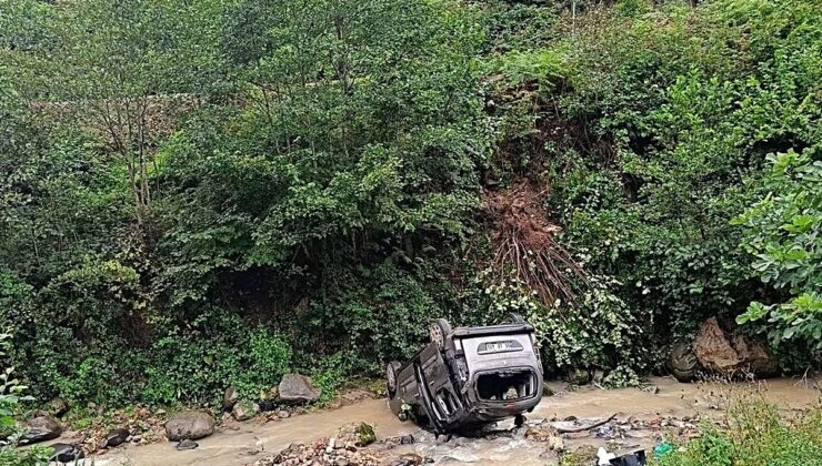 Hafif ticari araç dereye yuvarlandı; 3’ü ağır, 5 yaralı