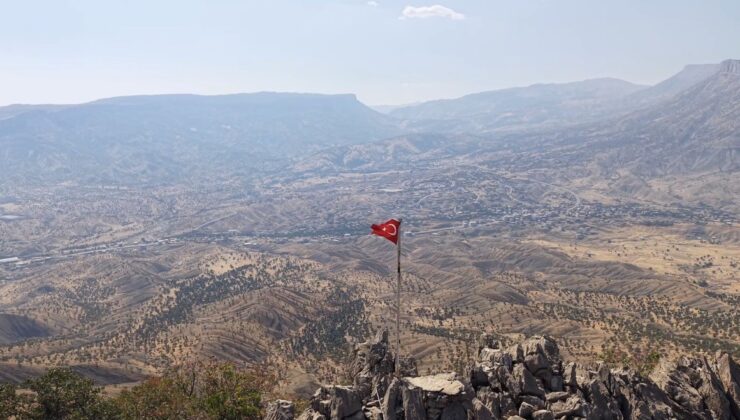 Hakkari Derecik’te yıpranan Türk bayrağı gazeteci tarafından yenilendi