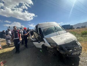 Hakkari’de servis kazası: 6 yaralı