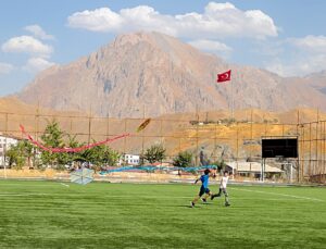 Hakkari’de uçurtmalar Gazzeli çocuklar için gökyüzüne bırakıldı