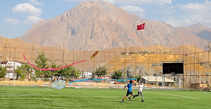 Hakkari’de uçurtmalar Gazzeli çocuklar için gökyüzüne bırakıldı