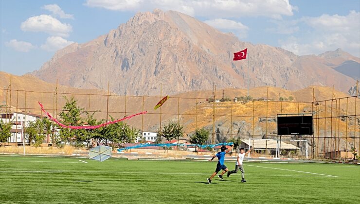 Hakkari’de uçurtmalar Gazzeli çocuklar için gökyüzüne bırakıldı