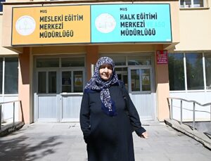 Hastanedeki mahcubiyeti, 63 yaşında okuma yazma öğrenmesini sağladı
