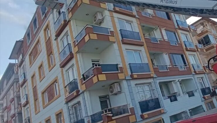 Hatay Antakya’da 5 katlı apartmanın son katındaki dairede yangın söndürüldü