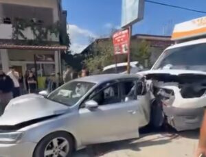 Hatay Defne’de kamyonet park halindeki otomobile çarptı, 2 kişi yaralandı