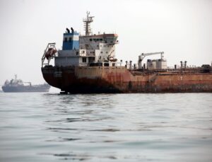 Hürmüz Boğazı’nda ticari gemilerin bekleyişi sürüyor