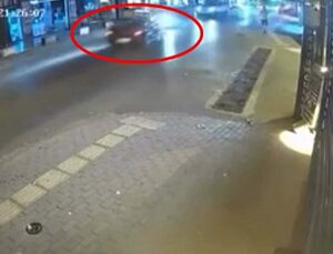 İki otomobilin kafa kafaya çarpıştığı kaza kamerada