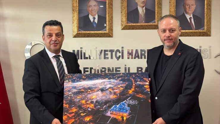 İl Kültür ve Turizm Müdürü Soytürk, MHP İl Başkanı Biçer’e gece fotoğrafı hediye etti