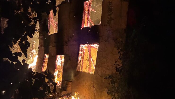 İnegöl’de metruk bina alev alev yandı