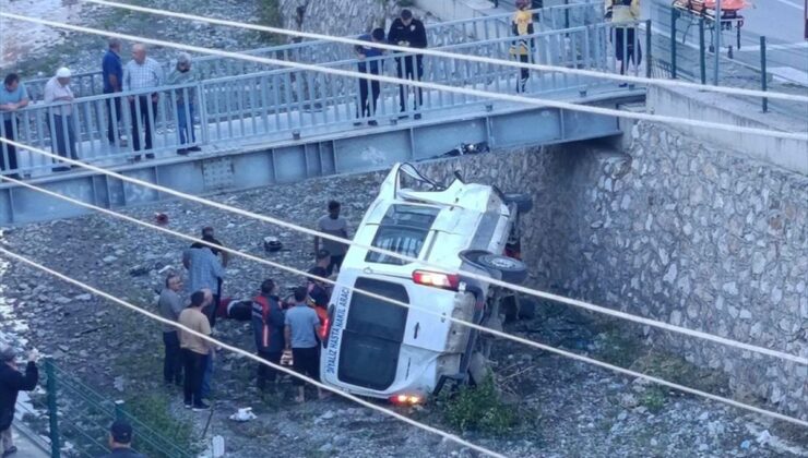 İskilip’te diyaliz hastası taşıyan araç devrildi: 5 yaralı