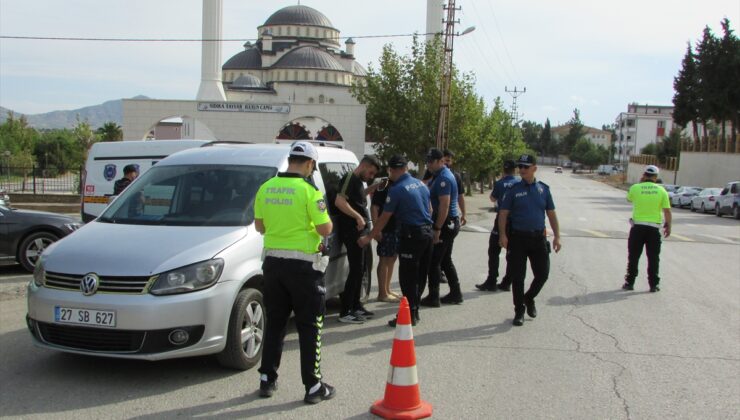 İslahiye’de 26 okul ve yurt çevresindeki denetimi Emniyet Müdürü Taşkır takip etti