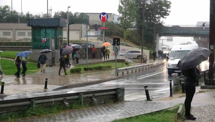 İstanbul Anadolu Yakası’nda yağış sürdü, ana arterlerde trafik yoğunlaştı