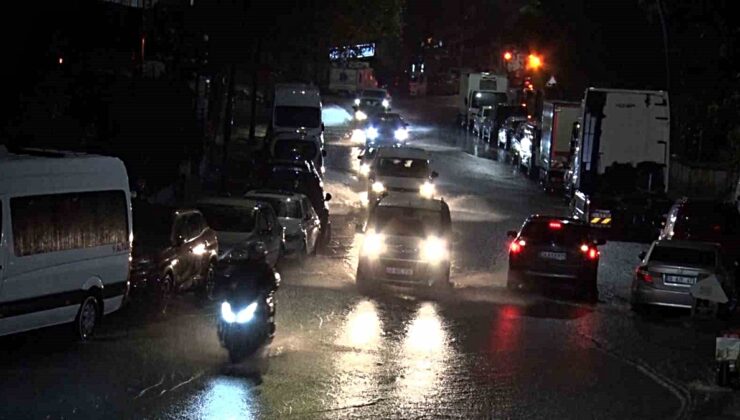 İstanbul Eyüpsultan’da sağanak İslambey Caddesi’nde su birikintisi oluşturdu