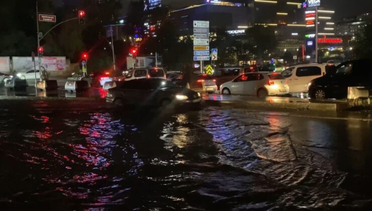 İstanbul Sultangazi’de sağanak sonrası Lütfi Aykaç Bulvarı’nda yol göle döndü